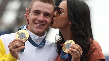 epa11522980 Remco Evenepoel of Belgium and his girlfriend Oumi Rayane pose with his gold medals after the medal ceremony for the Men's Road Cycling Race of the Paris 2024 Olympic Games in Paris, France, 03 August 2024.  EPA/CHRISTOPHE PETIT TESSON