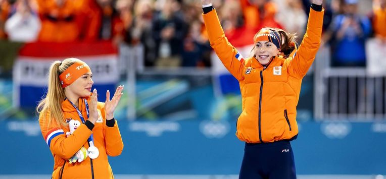 MILAAN - (l-r) Jutta Leerdam, Femke Kok op het podium na afloop van de 500 meter bij het langebaanschaatsen in het Milano Speed Skating Stadium op de Olympische Winterspelen van Milaan. ROBIN VAN LONKHUIJSEN / ANP