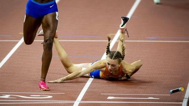 2023-08-19 21:53:21 BOEDAPEST - Femke Bol valt vlak voor de finish tijdens de finale op de 4x400 meter gemengde estafette tijdens de eerste dag van de wereldkampioenschappen atletiek. ANP ROBIN VAN LONKHUIJSEN