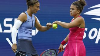 epa12350644 Sara Errani of Italy (L) and Jasmine Paolini of Italy (R) bump fist before serving against Gabriela Dabrowski of Canada and Erin Routliffe of New Zeland during the women’s doubles semifinals of the US Open Tennis Championships at the USTA Billie Jean King National Tennis Center in Flushing Meadows, New York, USA, 03 September 2025. The US Open tournament runs from 24 August through 07 September.  EPA/JOHN G. MABANGLO