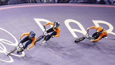 PARIJS - Manon Veenstra, Merel Smulders en Laura Smulders in actie tijdens de kwartfinales BMX op de Olympische Spelen. ANP ROBIN VAN LONKHUIJSEN