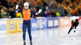 HEERENVEEN - Marijke Groenewoud juicht na het winnen tijdens de Massastart vrouwen op de laatste dag van de ICU derde wereldbeker schaatsen in het Thialf stadion. ANP VINCENT JANNINK