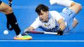 AMSTELVEEN - Nicolas Keenan van Argentinie in duel met Yusuke Kawamura van Japan (L) tijdens de groepsfase wedstrijd op het WK hockey tussen Argentinië - Japan in het Wagener Stadion. KOEN VAN WEEL / ANP