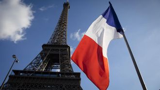 PARIJS - Een Franse vlag bij de Eiffeltoren, een jaar na de bloedige aanslagen waarbij 130 mensen om het leven kwamen. ANP BART MAAT