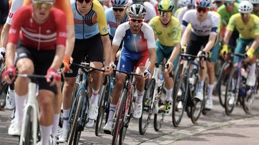 France's Julian Alaphilippe (C) cycles with the pack of riders (peloton) during the men's cycling road race during the Paris 2024 Olympic Games in Paris, on August 3, 2024. 
Tim De Waele / POOL / AFP