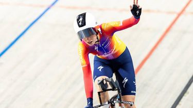 APELDOORN - Mischa Bredewold juicht na het winnen van het onderdeel individuele achtervolging tijdens de Nederlandse Kampioenschappen baanwielrennen in Omnisport Apeldoorn. ANP VINCENT JANNINK