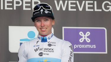 epa11999740 Winner Dutch rider Lorena Wiebes of Team SD Worx - Protime poses on the podium for the Women's Gent-Wevelgem in Flanders Fields, a one-day cycling race over 168.9km from Ypres to Wevelgem, Belgium, 30 March 2025.  EPA/OLIVIER MATTHYS