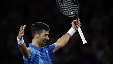 2023-11-05 17:52:54 epa10959548 Novak Djokovic of Serbia celebrates winning his final match against Grigor Dimitrov of Bulgaria at the Paris Masters tennis tournament, in Paris, France, 05 November 2023.  EPA/YOAN VALAT