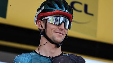 2023-07-09 12:56:33 epa10735783 Australian rider Jai Hindley of team BORA-hansgrohe looks on before the start of the 9th stage of the Tour de France 2023, a 184kms race from Saint-Leonard-de-Noblat to Puy de Dome, France, 09 July 2023.  EPA/CHRISTOPHE PETIT TESSON