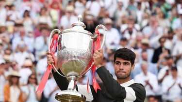 Spain's Carlos Alcaraz celebrates with the trophy after winning against Czech Republic's Jiri Lehecka in their men's singles final tennis match at the HSBC ATP tennis Championships at Queen's Club in west London on June 22, 2025. 
Adrian Dennis / AFP