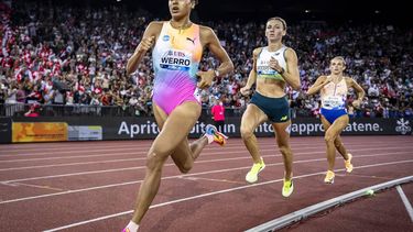 epa13195576 Audrey Werro of Switzerland (L) competes in the 800m Women final at the World Athletics Diamond League athletics meeting at the Letzigrund stadium in Zurich, Switzerland, 27 August 2026.  EPA/ANDREAS BECKER