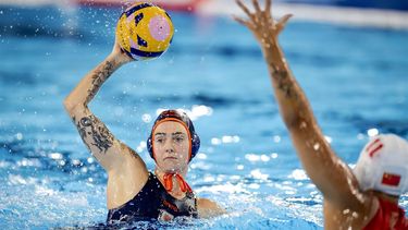 PARIJS - Brigitte Sleeking (l) en Yiwen Lu tijdens de groepswedstrijd tussen China en Nederland van het waterpolotoernooi voor vrouwen op de Olympische Spelen in Frankrijk. ANP ROBIN VAN LONKHUIJSEN