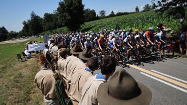 2023-07-09 13:40:49 epa10735840 The peloton in action during the 9th stage of the Tour de France 2023, a 184kms race from Saint-Leonard-de-Noblat to Puy de Dome, France, 09 July 2023.  EPA/CHRISTOPHE PETIT TESSON