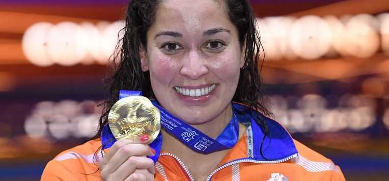 epa09223590 The Netherland's Ranomi Kromowidjojo poses with her gold medal after the women's 50m butterfly final of the LEN European Aquatics Championships at Duna Arena in Budapest, Hungary, 23 May 2021.  EPA/Tamas Kovacs