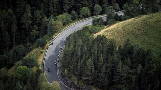 2023-08-28 18:36:37 The pack ride at the end of the third stage of the 2023 La Vuelta cycling tour of Spain, a 158,5 km race from Suria to Arinsal, in Andorra, on August 28, 2023. 
Pau BARRENA / AFP