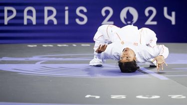 PARIJS - India Sardjoe tijdens de halve finale breaking voor B-girls op het Place de la Concorde op de Olympische Spelen. ANP IRIS VAN DEN BROEK