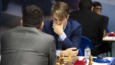 WIJK AAN ZEE - Max Warmerdam tegen Ian Nepomniachtchi tijdens de eerste speelronde van het Tata Steel Masters schaaktoernooi.  ANP OLAF KRAAK