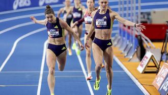 APELDOORN - Myrte van der Schoot en Lieke Klaver in actie tijdens de finale van de 400 meter op de tweede en laatste dag van het NK atletiek indoor. ROBIN VAN LONKHUIJSEN / ANP