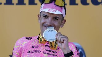 epa11483814 Ecuadorian rider Richard Carapaz of EF Education - EasyPost celebrates on the podium after winning the 17th stage of the 2024 Tour de France cycling race over 177km from Saint-Paul-Trois-Chateaux to Superdevoluy, France, 17 July 2024.  EPA/SEBASTIEN NOGIER