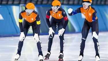 MILAAN - Stijn van de Bunt, Marcel Bosker en Chris Huizinga in actie tijdens de kwartfinales ploegenachtervolging mannen bij het langebaanschaatsen in het Milano Speed Skating Stadium op de Olympische Winterspelen van Milaan. SEM VAN DER WAL / ANP