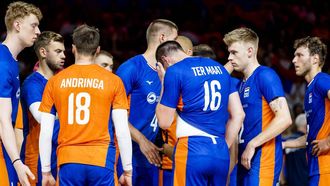 2023-06-25 18:24:01 ROTTERDAM - Siebe Korenblek van Nederland, Robbert Andringa van Nederland, Wouter ter Maat van Nederland, Bennie Junior Tuinstra van Nederland en Wessel Keemink van Nederland reageren na het verliezen van de Nations League volleybalwedstrijd tussen Nederland en Servië. ANP SEM VAN DER WAL
