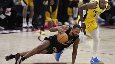 epa12098084 Cleveland Cavaliers center Evan Mobley (L) loses his balance as Indiana Pacers forward Pascal Siakam (R) of Cameroon defends during the first half of the NBA Playoffs Eastern Conference Semifinals game five between the Indiana Pacers and the Cleveland Cavaliers in Cleveland, Ohio, USA, 13 May 2025.  EPA/DAVID MAXWELL  SHUTTERSTOCK OUT