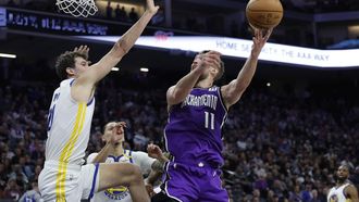 epa11846269 Sacramento Kings forward Domantas Sabonis (R) goes to the basket as Golden State Warriors center Quinten Post (L) defends during the second half of the NBA game between the Golden State Warriors and the Sacramento Kings in Sacramento, California, USA, 22 January 2025.  EPA/JOHN G. MABANGLO  SHUTTERSTOCK OUT