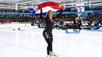 HEERENVEEN - Jutte Leerdam juicht na het winnen van het Nederlandse kampioenschap sprint schaatsen tijdens de tweede dag in Thialf. ANP VINCENT JANNINK