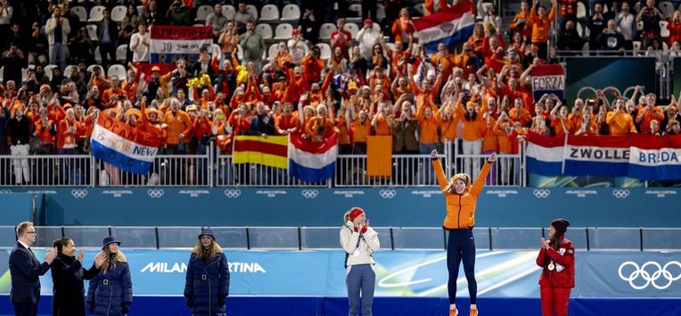 MILAAN - Ragne Wiklund uit Noorwegen, Antoinette Rijpma de Jong en Valerie Maltais uit Canada tijdens de medailleceremonie van de 1500 meter bij het langebaanschaatsen in het Milano Speed Skating Stadium op de Olympische Winterspelen van Milaan. SEM VAN DER WAL / ANP