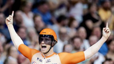 2023-08-07 21:46:22 GLASGOW - Harrie Lavreysen viert zijn winst met zijn familie na de finale op het onderdeel Sprint tijdens de wereldkampioenschappen baanwielrennen. De Schotse stad is van 3 tot en met 13 augustus het toneel van een wereldkampioenschap met meerdere fiets disciplines. ANP ROBIN VAN LONKHUIJSEN