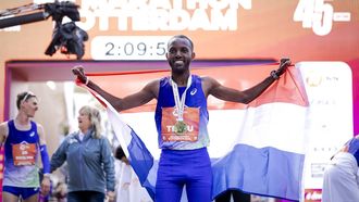 ROTTERDAM - Filmon Tesfu (NED) viert zijn overwinning van het NK op de finish van de 45e editie van de Marathon van Rotterdam. De wedstrijd geldt tevens als Nederlands kampioenschap. ROBIN VAN LONKHUIJSEN / ANP
