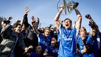 DEN BOSCH - Sander de Wijn van SV Kampong met de beker na de overwinning op Gantoise HC in de finale van de Euro Hockey League. KOEN VAN WEEL / ANP