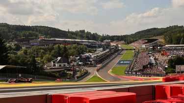 epa12264164 A general view shows McLaren driver Lando Norris of Britain (L) competing in the Qualifying for the Formula One Belgian Grand Prix in Francorchamps, Belgium, 26 July 2025. The Formula 1 Belgian Grand Prix is held at the Circuit de Spa-Francorchamps racetrack on 27 July.  EPA/OLIVIER MATTHYS
