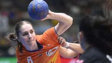 Netherlands' right back #06 Laura van der Heijden attempts a shot during the handball qualifying match for the 2024 Paris Olympic Games between Spain and Netherlands at the Palacio de Deportes in Torrevieja on April 14, 2024. 
JOSE JORDAN / AFP