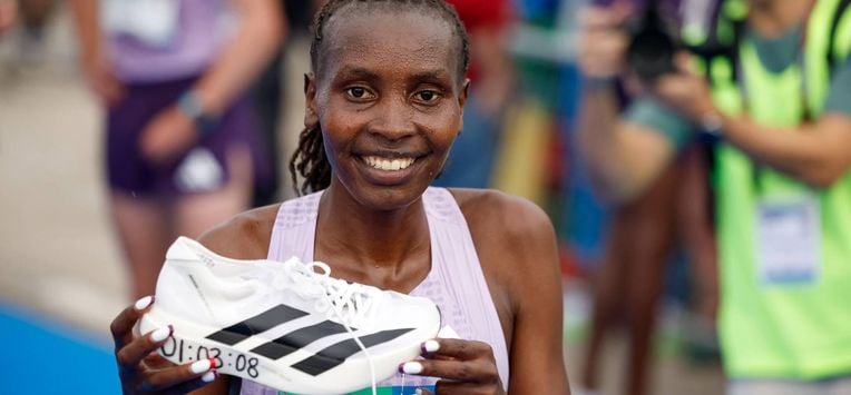 epa12483298 Kenyan athlete Agnes Ngetich after winning the women's category of the Valencia's Half Marathon held in Valencia, eastern Spain, 26 October 2025.  EPA/Biel Alino