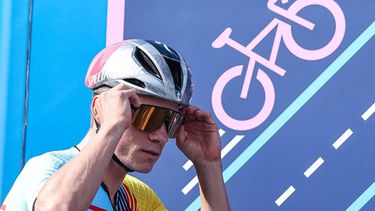 epa11521434 Remco Evenepoel of Belgium at the presentation of the riders prior to the departure of the Men's Road Cycling Race of the Paris 2024 Olympic Games in Paris, France, 03 August 2024.  EPA/CHRISTOPHE PETIT TESSON