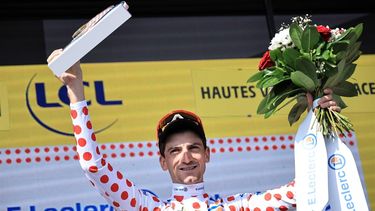 2023-07-22 17:34:20 epa10762447 Italian rider Giulio Ciccone of team Lidl-Trek celebrates on the podium in the climber leader's polka-dot jersey after the 20th stage of the Tour de France 2023, a 134kms from Belfort to Le Markstein Fellering, France, 22 July 2023.  EPA/CHRISTOPHE PETIT TESSON