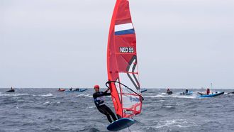 2022-04-04 14:23:55 epa09870351 Luuc Van Opzeeland of the Netherlands competes in a race of the iQFOIL class on the first day of the 51st Princess Sofia Trophy sailing regatta in Palma de Mallorca, Balearic Islands, Spain, 04 April 2022.  EPA/ATIENZA