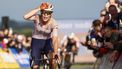 2023-09-23 17:08:58 WIJSTER - Mischa Bredewold reageert na het winnen van de wegwedstrijd voor vrouwen elite tijdens de Europese kampioenschappen wielrennen op de Col du Vam (Vam-berg) in Midden-Drenthe, Nederland, op 23 september 2023. ANP VINCENT JANNINK