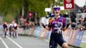 VALKENBURG - Mischa Bredewold (Nederland) viert haar overwinning tijdens de finish van de Amstel Gold Race 2025 voor vrouwen in Valkenburg. ANP MARCEL VAN HOORN