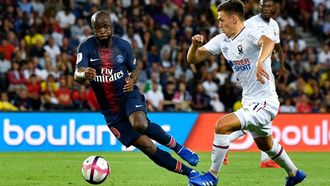 Paris Saint-Germain's French midfielder Lassana Diarra (L) vies for the ball with Caen's French midfielder Jessy Deminguet (R) during the French L1 football match between Paris Saint-Germain and Caen on August 12, 2018 at the Parc des Princes, in Paris. 
GERARD JULIEN / AFP