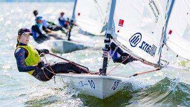 ALMERE - Maxime Jonker (l) in de klasse ILCA6 tijdens de medaille races van de Allianz Regatta zeilen. ANP IRIS VAN DEN BROEK