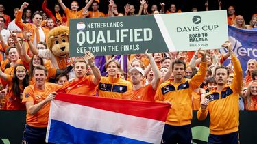 GRONINGEN - Nederland heeft zich gekwalificeerd op de tweede dag van het Daviscup Qualifiers duel tussen Nederland en Zwitserland in Martiniplaza. De winnaar van de ontmoeting plaatst zich voor groepsfase van de Daviscup Final. ANP SANDER KONING