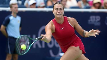 epa11554378 Aryna Sabalenka of Belarus in action against Iga Swiatek of Poland during their semi final match at the Cincinnati Open tennis tournament at the Lindner Family Tennis Center in Mason, Ohio, USA, 18 August 2024.  EPA/MARK LYONS  EPA-EFE/MARK LYONS