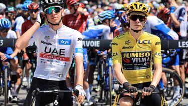 2023-07-16 13:02:23 epa10749187 Danish rider Jonas Vingegaard (R) of team Jumbo-Visma and Slovenian rider Tadej Pogacar of team UAE Team Emirates before the 15th stage of the Tour de France 2023, over 180kms from Les Gets les Portes du Soleil to Saint-Gervais Mont-Blanc le Bettex, France, 16 July 2023.  EPA/CHRISTOPHE PETIT TESSON