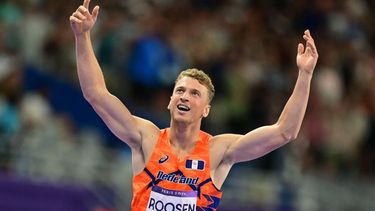 Netherlands' Sven Roosen reacts after the men's decathlon 1500m of the athletics event at the Paris 2024 Olympic Games at Stade de France in Saint-Denis, north of Paris, on August 3, 2024. 
Martin  BERNETTI / AFP