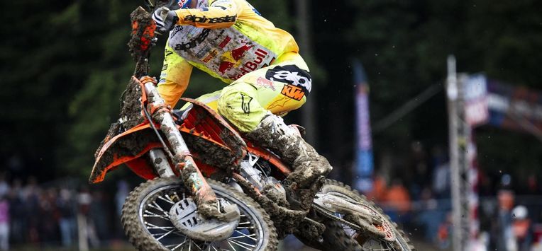epa11564104 Jeffrey Herlings of the Netherlands during the first MXGP race of the Motocross World Championship in Frauenfeld, Switzerland, 25 August 2024.  EPA/GIAN EHRENZELLER