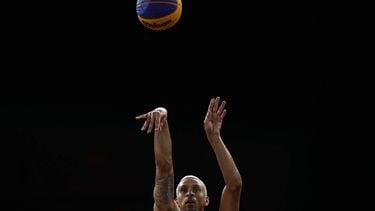 epa11528971 Worthy de Jong of the Netherlands in action during the Men's gold medal game France vs the Netherlands of the 3x3 Basketball competitions in the Paris 2024 Olympic Games, at La Concorde in Paris, France, 05 August 2024.  EPA/YOAN VALAT