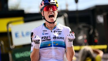 FDJ-SUEZ's Dutch rider Demi Vollering celebrates as she crosses the finish line to win the 5th (out of 9) stage of the fifth edition of the Women's Tour de France cycling race, 140 km from Macon to Belleville-en-Beaujolais, in Belleville-en-Beaujolais, central France on August 5, 2026. 
NICOLAS TUCAT / AFP