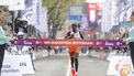 ROTTERDAM - Geoffrey Kamworor (KEN) viert zijn overwinning tijdens de finish van de 44e editie van de marathon van Rotterdam. ANP IRIS VAN DEN BROEK